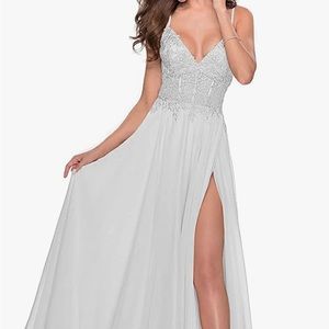 Juang white wedding dress. Size 6. New with tags.